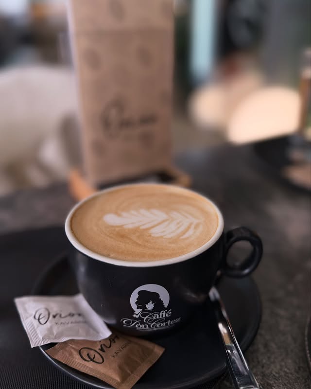Latte art kava v skodelici Kavarne Orion