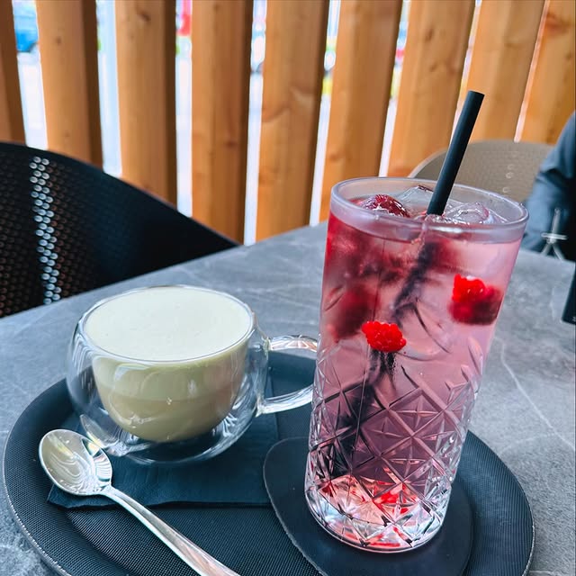 Matcha latte in jagodni koktajl