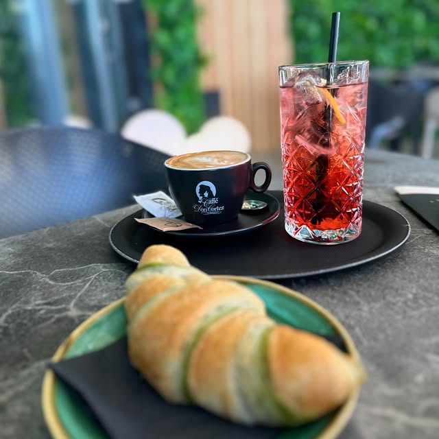 Kava, kroasan in koktajl na terasi