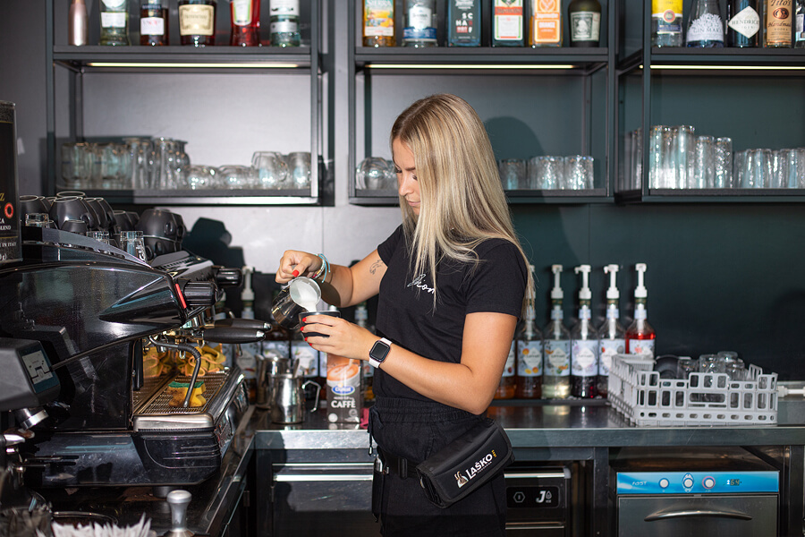 Barista pripravlja kavo