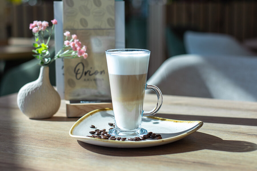 Latte macchiato kava na mizi v Kavarni Orion